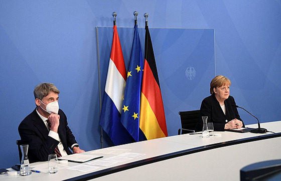 Nmecká kancléka Angela Merkelová a její poradce Jan Hecker (5. kvtna 2021)