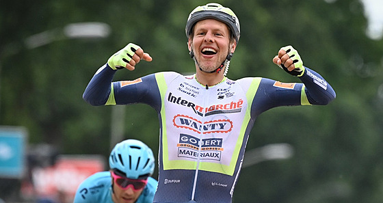 Nizozemský cyklista Taco Van der Hoorn se raduje z triumfu v 3. etap závodu ...