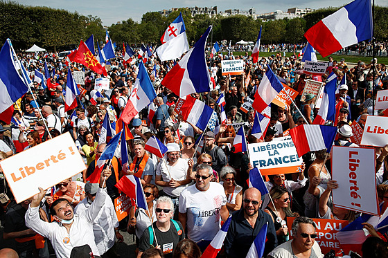 Po celé Francii osmý víkend v ad desetitisíce lidí protestovaly proti...