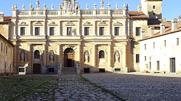 Certosa di San Lorenzo: jeden z největších křesťanských klášterů v Evropě Certosa di San Lorenzo: jeden z největších křesťanských klášterů v Evropě
