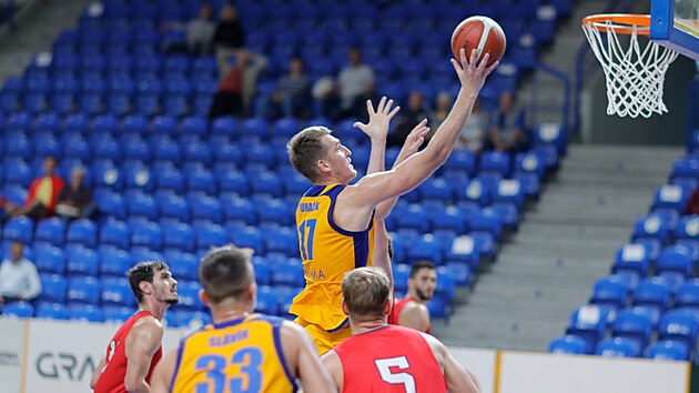 Opavský pivot Mattias Markusson zakončuje na brněnský koš. Opavský pivot Mattias Markusson zakončuje na brněnský koš.