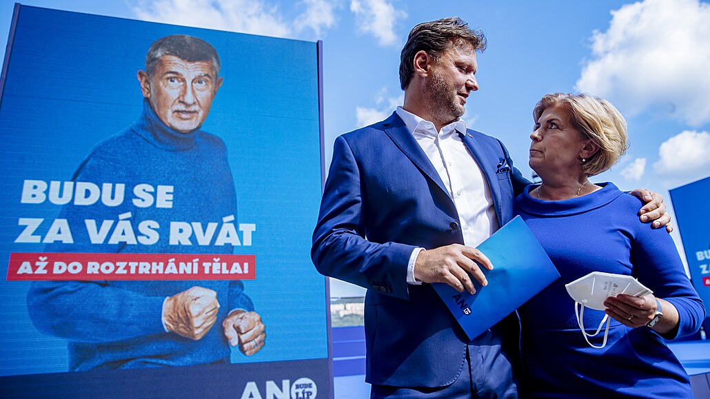 Kandidát pro Jihočeský kraj Radek Vondráček s kandidátkou pro Liberecký kraj... Kandidát pro Jihočeský kraj Radek Vondráček s kandidátkou pro Liberecký kraj...