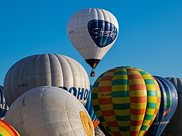 Balonová fiesta 2021: Z louky u ratiboického zámku vzlétlo 25 horkovzduných...