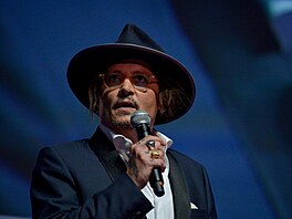 Johnny Depp se v nedli ukázal na filmovém festivalu v Deauville ve Francii,...