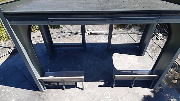 Vjezd motorových vozidel k rozhledně Halaška je zakázán. Parkoviště zájemci najdou asi tři kilometry daleko u sportovní haly - od něj je třeba jít pěšky po červené turistické trase.