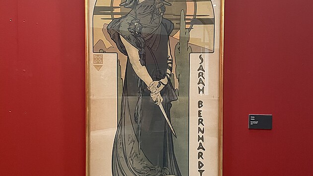 Na nové výstavě ve Vlastivědném muzeu v Olomouci je k vidění velký průřez Muchovým dílem, ať už jde o jeho známá plátna, sérii grafik vytvořenou jako učebnice směru art nouveau, či třeba plakát k divadelní hře Médea, který českého umělce proslavil v zahraničí.