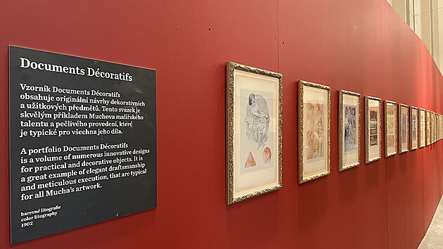 Na nové výstavě ve Vlastivědném muzeu v Olomouci je k vidění velký průřez Muchovým dílem, ať už jde o jeho známá plátna, sérii grafik vytvořenou jako učebnice směru art nouveau, či třeba plakát k divadelní hře Médea, který českého umělce proslavil v zahraničí.