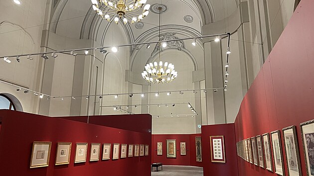 Na nové výstavě ve Vlastivědném muzeu v Olomouci je k vidění velký průřez Muchovým dílem, ať už jde o jeho známá plátna, sérii grafik vytvořenou jako učebnice směru art nouveau, či třeba plakát k divadelní hře Médea, který českého umělce proslavil v zahraničí.