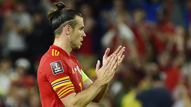 Gareth Bale dkuje velskm fanoukm po zpase s Estonskem.