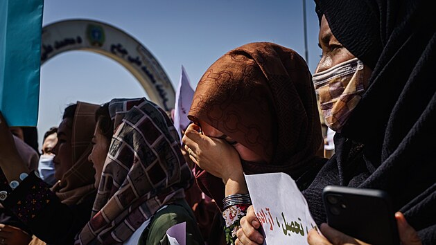 Afghnsk eny protestuj proti vld islamistickho hnut Tlibn, kter je tvoen jen mui. (8. z 2021)