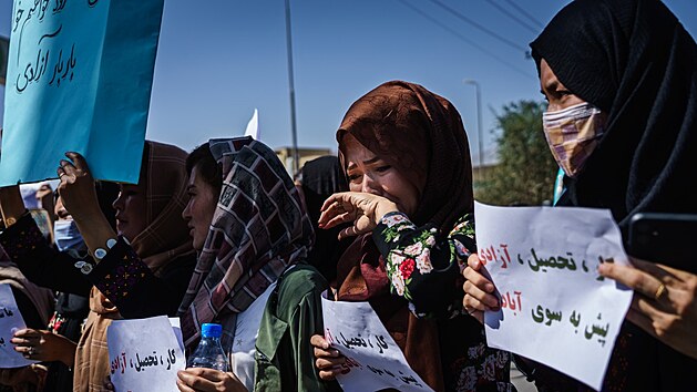 Afghnsk eny protestuj proti vld islamistickho hnut Tlibn, kter je tvoen jen mui. (8. z 2021)