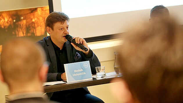 Pětice politiků se utkala v Brně v předvolební debatě. Jedním z nich byl jihomoravský lídr koalice Pirátů a Starostů Radek Holomčík.