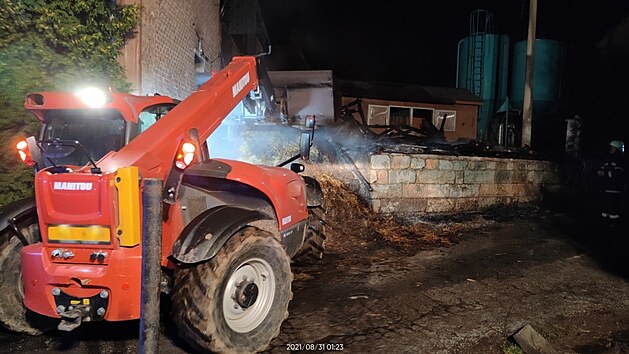 Likvidace požáru stáje v Boháňce na Jičínsku (31.8.2021).