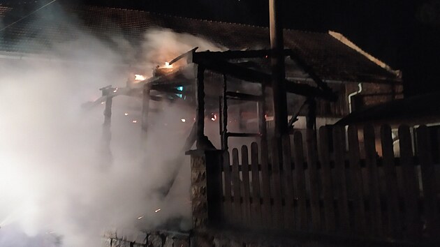 Likvidace požáru stáje v Boháňce na Jičínsku (31.8.2021).