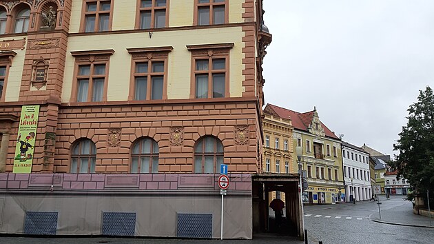 Budovu muzea obepíná plachta. Kraj chce, aby město Chrudim přidalo na opravu.