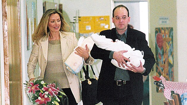 Kateina Broov a Zdenk Toman s jejich dcerou Kaenkou pi odchodu z porodnice (18. jna 2001)