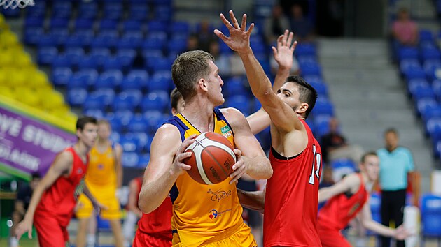 Opavskı pivot Mattias Markusson pod tlakem brněnské obrany
