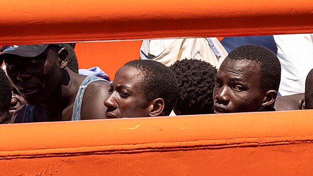 Migranty plujc ke panlskm behm ze severn Afriky zachrnila panlsk poben str. Na jejich lodi pak zamili do pstavu na ostrov Gran Canaria, jednom ze panlskch Kanrskch ostrov. (4. z 2021)