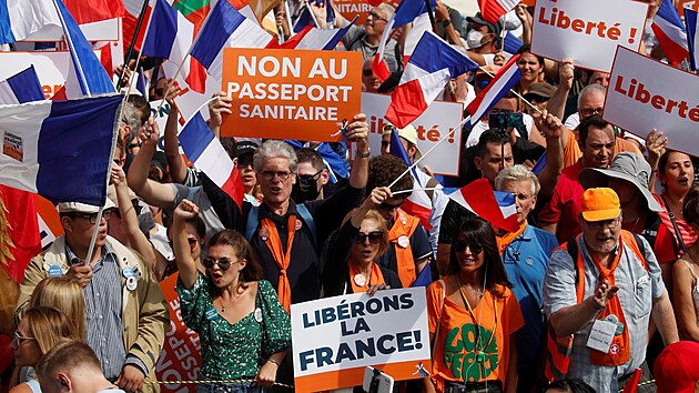 Po cel Francii osm vkend v ad desetitisce lid protestovaly proti takzvanm covidovm pasm. Dreli transparenty s npisy Svoboda. (4. z 2021)