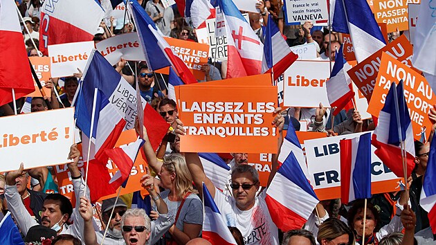 Po cel Francii osm vkend v ad desetitisce lid protestovaly proti takzvanm covidovm pasm. Dreli transparenty s npisy Svoboda. (4. z 2021)