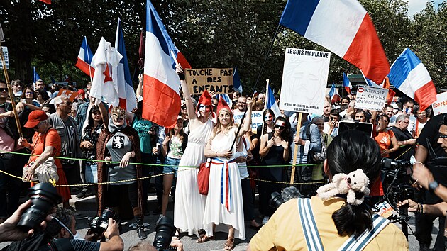 Po cel Francii osm vkend v ad protestovaly desetitisce lid proti takzvanm covidovm pasm. Demonstrantky jsou obleeny jako Marianne, symbol Francouzsk republiky od revoluce v roce 1789. (4. z 2021)