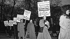 Demonstranti před Bílým domem ve Washingtonu protestují proti popravám mužů ze... Demonstranti před Bílým domem ve Washingtonu protestují proti popravám mužů ze...