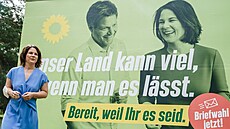 Lídryn Zelených Annalena Baerbocková ped volebním plakátem v Michendorfu v...