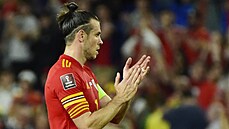 Gareth Bale dkuje velským fanoukm po zápase s Estonskem.