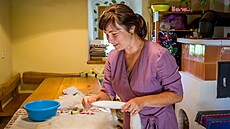 Václava Bílková má na statku v Chlumečku u Křemže vlastní dílnu, kam zve děti i... Václava Bílková má na statku v Chlumečku u Křemže vlastní dílnu, kam zve děti i...