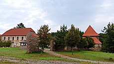 Tvrz Býšov stojí asi dva kilometry od Jaderné elektrárny Temelín. Tvrz Býšov stojí asi dva kilometry od Jaderné elektrárny Temelín.