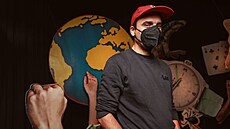 Umělec Epos 257 ve své instalaci na výstavě Vanitas v Centru současného umění... Umělec Epos 257 ve své instalaci na výstavě Vanitas v Centru současného umění...