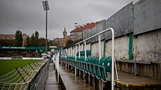 Venkovská atmosféra. Pro píznivce Bohemians Praha 1905 má stadion...
