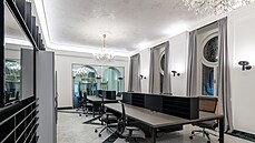 Zajímavé je řešení stropu, který zůstal pouze oškrábaný na původní štuk. Zajímavé je řešení stropu, který zůstal pouze oškrábaný na původní štuk.