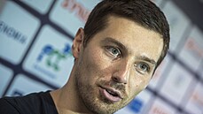 Hokejista extraligového Liberce Tomáš Záborský hovoří s novináři na předsezonní... Hokejista extraligového Liberce Tomáš Záborský hovoří s novináři na předsezonní...