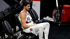 Enes Kanter z Portlandu se vydýchává po vystřídání. Cool-down area... Enes Kanter z Portlandu se vydýchává po vystřídání. Cool-down area...
