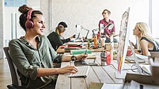 Sluchátka proti hluku nejčastěji volí zaměstnanci v open spacech. Sluchátka proti hluku nejčastěji volí zaměstnanci v open spacech.