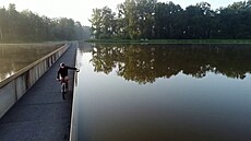 Projížďka s očima ve výšce kachních zobáků. V Belgii vede cyklostezka skrz... Projížďka s očima ve výšce kachních zobáků. V Belgii vede cyklostezka skrz...