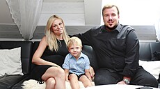 Josef Bouda s manželkou Lucií a synem Filipem si bydlení v bytě s terasou... Josef Bouda s manželkou Lucií a synem Filipem si bydlení v bytě s terasou...