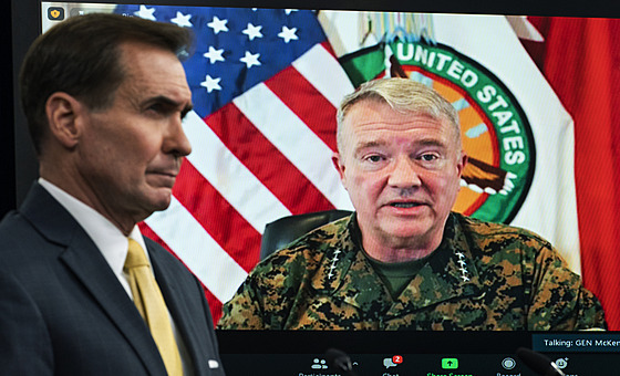 Generál Frank McKenzie, promlouvá na virtuální konferenci drené v Pentagonu....