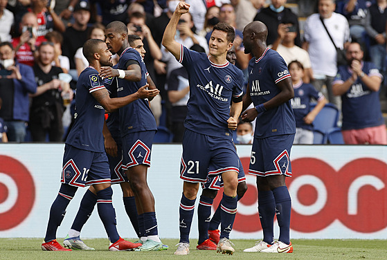 Fotbalisté Paíe St. Germain se radují z gólu. Prosadil se Ander Herrera...