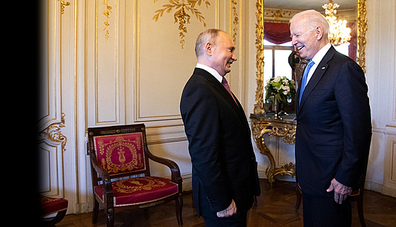 Prezident Ruska Vladimir Putin (vlevo) a USA Joe Biden (vpravo). (16. ervna...