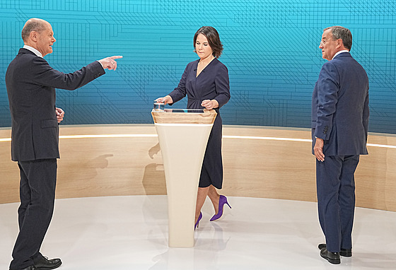 Laschet v debat kancléských kandidát oste vystupoval proti Scholzovi. (12....