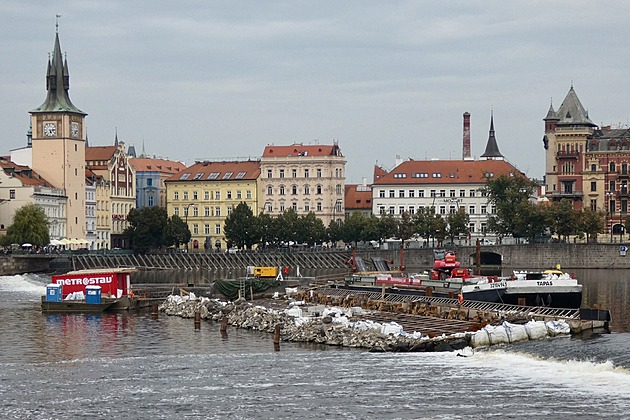 <p>Oprava Staroměstského jezu pokračuje. Jedná se o nejstarší jez v Praze. Byl založen už ve 13. století, tedy v době, kdy Staré Město a Malá Strana byly samostatnými městy. Tehdy mělo právo spravovat Vltavu jen Staré Město. To nechalo vystavět mlýny (dom
