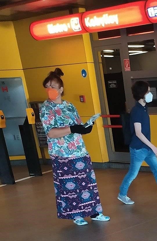 <p>Naše paní Vendula vždycky pro nás Metro má. Než se vydám s Metrem ven, s úsměvem pod rouškou mi vždy popřeje pěkný den.</p>