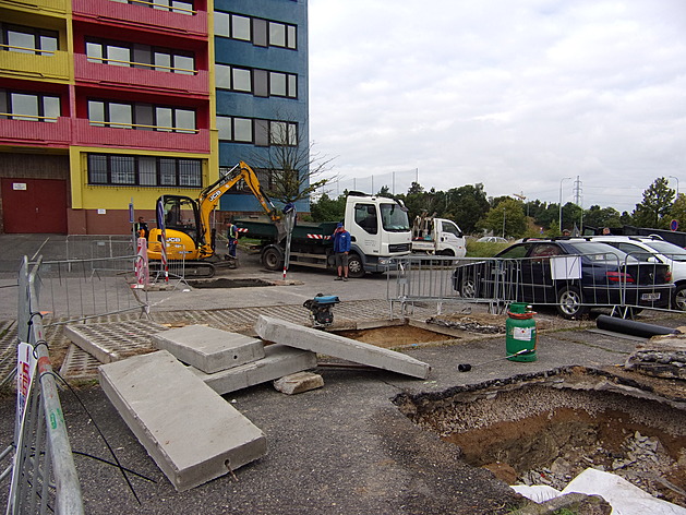 <p>Havárii horkovodu odstraňuje firma Termonta Praha a.s.</p>