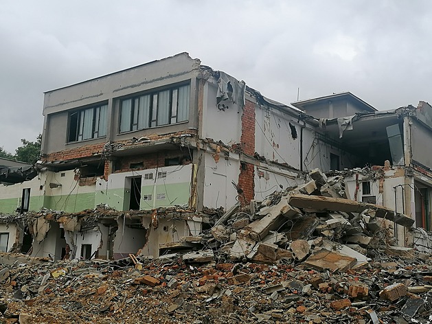 <p>V těchto dnech probíhá demolice nevyužívané budovy Na Větrníku.</p>