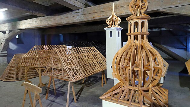 Stěhování modelů krovů, které daroval Chebu tesařský mistr Josef Hauer, do... Stěhování modelů krovů, které daroval Chebu tesařský mistr Josef Hauer, do...