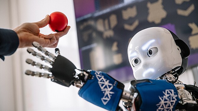 ČVUT pracuje s robotem s lidskými smysly. (16. září 2021) ČVUT pracuje s robotem s lidskými smysly. (16. září 2021)