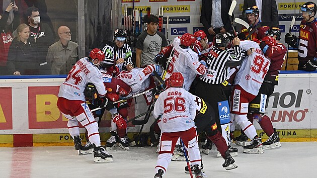 Potyčka mezi sparťanskými (v rudém) a třineckými hokejisty Potyčka mezi sparťanskými (v rudém) a třineckými hokejisty