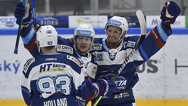 Hokejisté Komety se radují z gólu proti Pardubicím. Hokejisté Komety se radují z gólu proti Pardubicím.